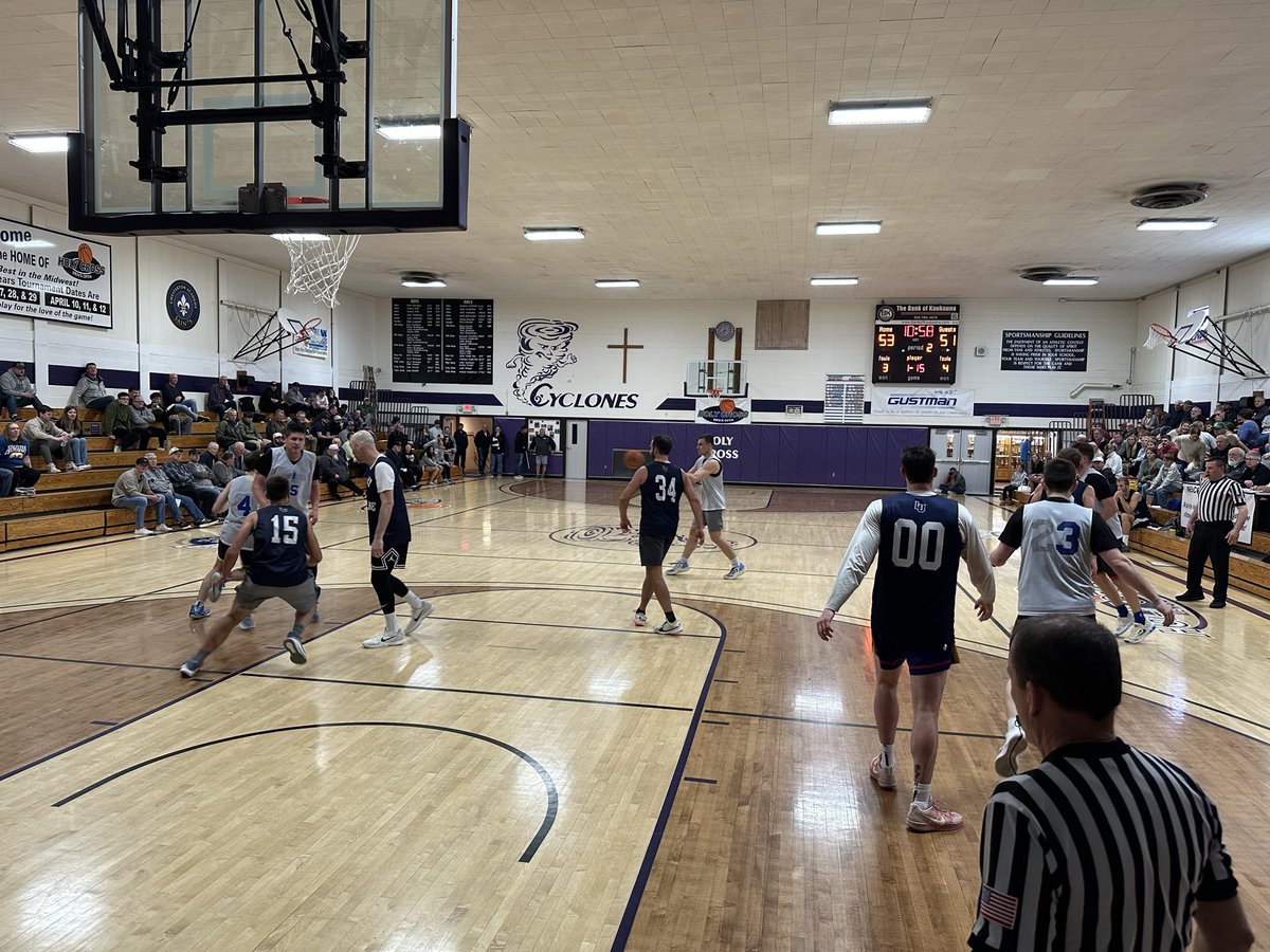 bowldirector's tweet photo. Milwaukee Basketball Club 53 
Hurley Insurance 51 

10:58 to play @hcmensopen 

#semifinals #holycross https://t.co/vV5EKPcHqr