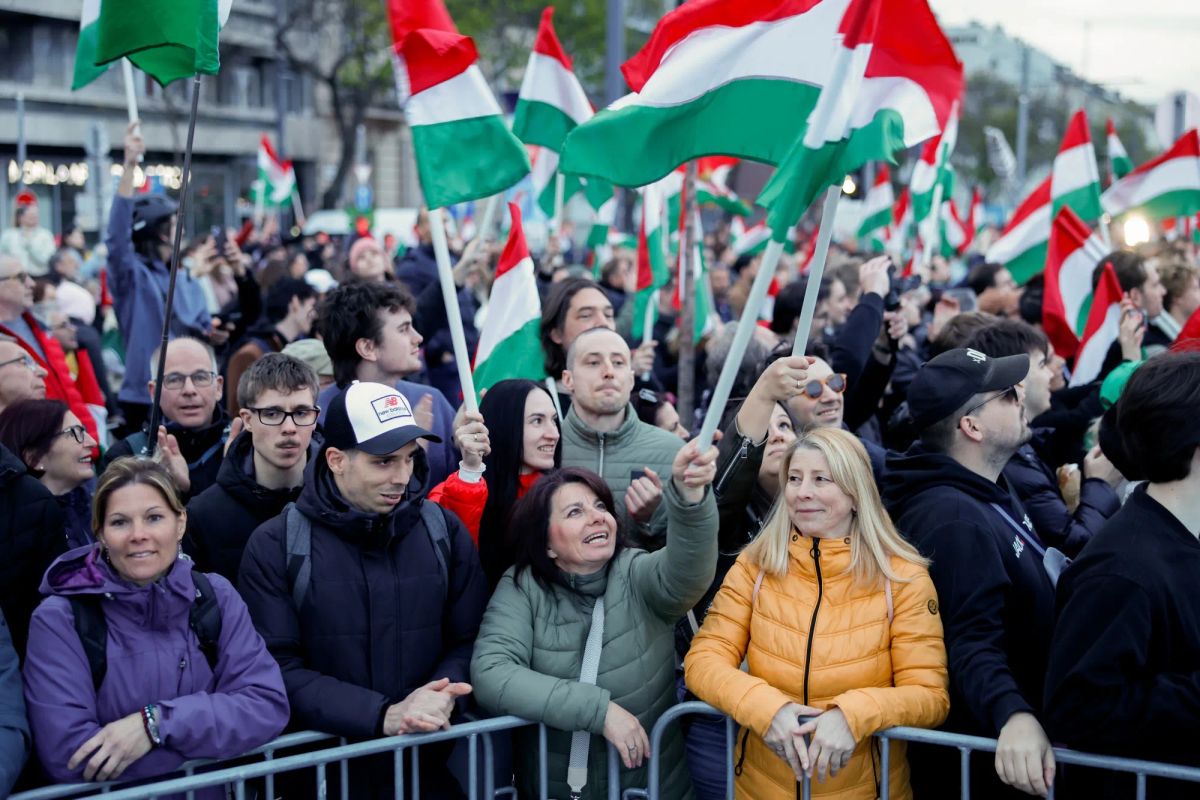 business's tweet photo. Peter Magyar’s opposition Tisza party took an early lead against Viktor Orban, according to a partial count based on about 15% of votes counted

Follow the latest: https://t.co/Y9aqxB89c7 https://t.co/HI56iXWyNr