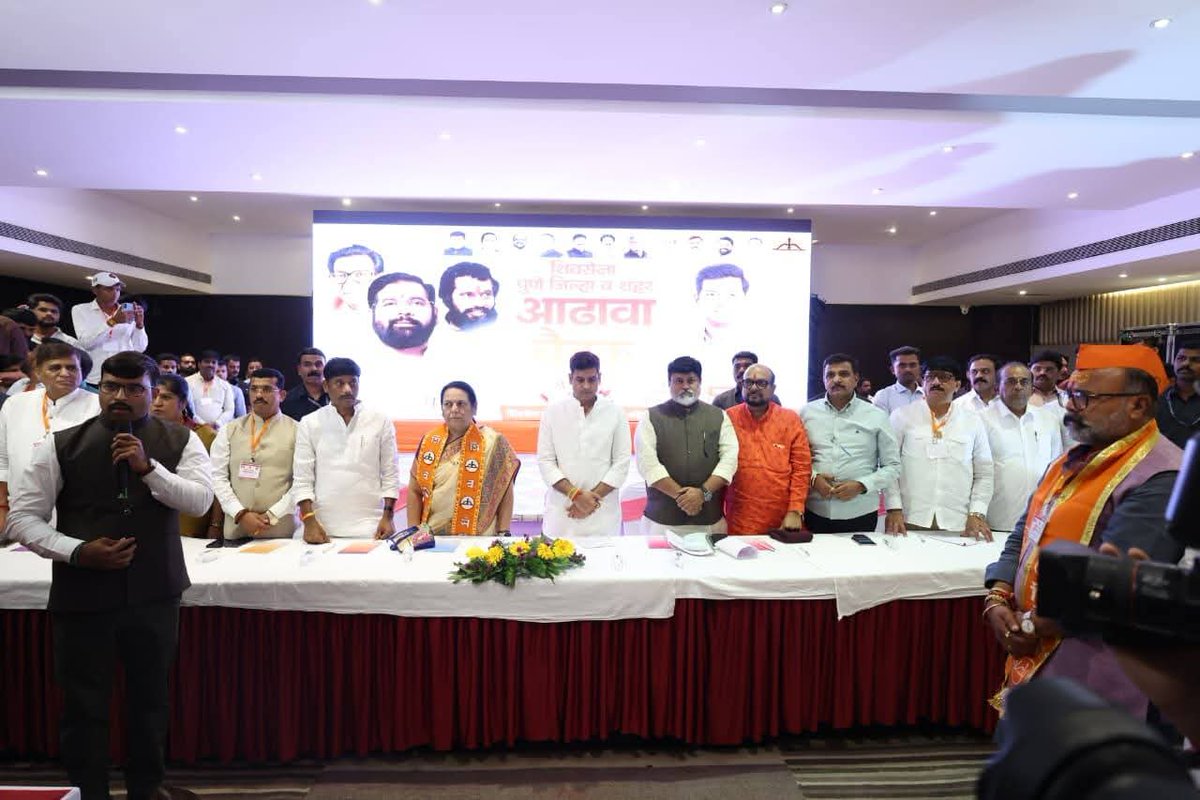 DrSEShinde's tweet photo. आज पुणे येथे जिल्हा आढावा बैठक संपन्न झाली. गानसम्राज्ञी आशा ताईंचे नुकतेच निधन झाले. सर्वप्रथम त्यांना आदरांजली वाहण्यात आली.

नुकत्याच झालेल्या नगरपंचायती, महानगरपालिका निवडणुकांमधील पक्षाची कामगिरी सरस होती. विधानसभेपासून शेवटच्या निवडणुकांपर्यंत शिवसेनेचा विजयाचा स्ट्राइक रेट सर्वोत्तम होता. त्यामुळे तशाच रीतीने आणि त्यापेक्षा जोमाने पक्ष बांधणीसाठी सज्ज होण्याच्या सूचना पदाधिकाऱ्यांना दिल्या.

शिवसेना हा सर्वसामान्य कार्यकर्त्यांचा पक्ष आहे. पक्षात सर्वसामान्य कार्यकर्ताही सर्वोच्च पदावर पोहोचू शकतो हे राज्याचे उपमुख्यमंत्री आणि शिवसेनेचे मुख्य नेते मा. ना. श्री. एकनाथजी शिंदे साहेब यांनी अनेकदा दाखवून दिले आहे, हेही उपस्थितांना सांगितले. यासह पक्षाच्या कार्यकर्त्यांना येणाऱ्या अडचणी, त्यांच्या अपेक्षा आणि त्यांचे म्हणणे यावेळी जाणून घेतले. राज्याचे उपमुख्यमंत्री आणि शिवसेनेचे मुख्य नेते मा. ना. श्री. एकनाथजी शिंदे साहेब यांची भूमिका, पक्षाचा विचार सर्वसामान्यांपर्यंत पोहोचवण्यासाठी सर्वांनी प्रयत्न करावा, असेही यावेळी स्पष्ट केले. येत्या काळात निवडणुका नाहीत, पण शिवसेना पक्ष सदैव सक्रिय राहतो. त्यामुळे कार्यकर्त्यांनी पक्षाची भूमिका घराघरात पोहोचवण्यासाठी प्रयत्न करावेत, असेही यावेळी आवर्जून सांगितले. 

सध्या राज्यात मतदार याद्यांचे विशेष सखोल पुनर्निरीक्षण (SIR)सुरू आहे. या संदर्भात पक्षाच्या पदाधिकाऱ्यांनी बीएलओ यांना सहकार्य करावे, पक्षाचे बीएलए नेमावेत, अशा सूचना पदाधिकाऱ्यांना दिल्या. 

याप्रसंगी राज्याचे उद्योग मंत्री उदय सामंत, पाणीपुरवठा आणि स्वच्छता मंत्री गुलाबराव पाटील,  विधान परिषदेच्या उपसभापती आणि शिवसेनेच्या नेत्या नीलमताई गोऱ्हे, आमदार शरद सोनवणे, शिवसेना सचिव भाऊ चौधरी, संपर्क प्रमुख किरण लांडगे, सह संपर्क प्रमुख हनुमंत जगदाळे, शिवसेना पुणे महानगर प्रमुख रवींद्र धंगेकर, पुणे शहरप्रमुख प्रमोद भानगिरे, आबा बागुल, युवासेना सचिव किरण साळी, धर्मवीर आध्यात्मिक सेनेचे अक्षय महाराज भोसले, लोकसभेतील सर्व उपनेते, विभागीय संपर्कप्रमुख, सहसंपर्कप्रमुख, लोकसभा संपर्कप्रमुख, जिल्हाप्रमुख, तालुकाप्रमुख, संघटक, सर्व विभागाचे प्रमुख, महिला आघाडी आणि युवा सेनेचे पदाधिकारी यावेळी उपस्थित होते.

#Shivsena #DrShrikantEknathShinde