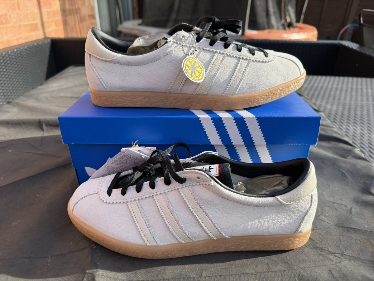 🚨FOR SALE 🚨

🍋 Tobacco Stone Roses 🍋

Size 8.5 BNIBWT

£100 TYD

Please add 4% if using G&amp;S

Please retweet 👍

#shareyourstripes <a href="/TheCasualSniper/">𝓒𝓪𝓼𝓾𝓪𝓵 𝓢𝓷𝓲𝓹𝓮𝓻</a> <a href="/Mecloy3stripes/">NotLADiDaz ///</a> <a href="/T_C__B_S_T/">Typically Casual Buy/Sell/Trade</a> #SPZL  <a href="/roundarway/">CRAIG /// ENGY</a> #adidas #spezial <a href="/Millicodnor/">Milli</a> <a href="/adiFamily_/">adiFamily</a>