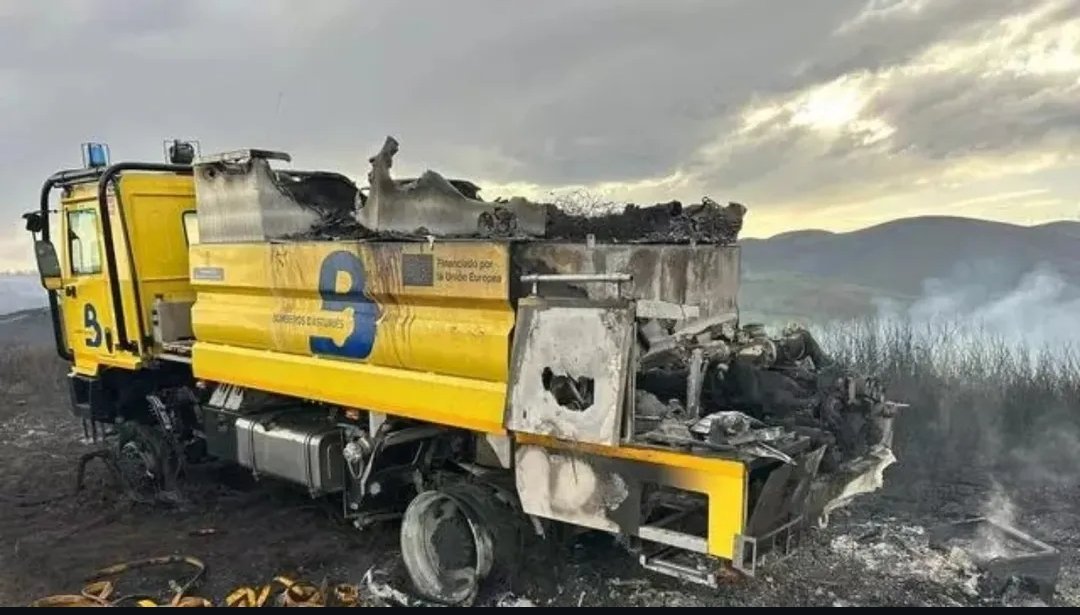 a evitar que esto pase una y otra vez.
En esta fue una casa,un camión de bomberos, cortinos...No esperemos a q tengamos q ir a un funeral. En sus manos está el construir las bases del cambio para evitar ésto.
Los AGENTES Medioambientales de la Bripa no podemos más.<a href="/AgentesMN/">Agentes del Medio Natural</a>
