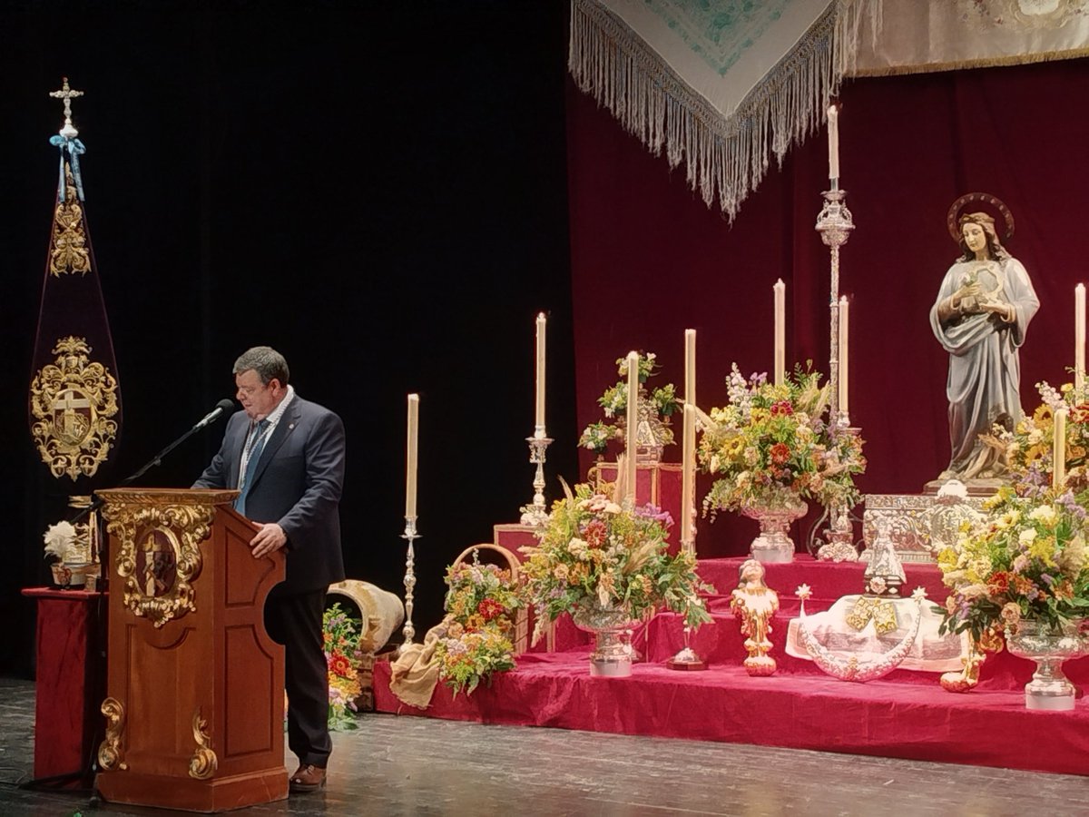 Este sábado asistíamos en el Teatro Montemar al XIII Pregón de Glorias de Baeza que ha sido magistralmente pronunciado por D. Francisco Morales Lozano y presentado por nuestra hermana Dña. Guadalupe Jiménez Gutiérrez.