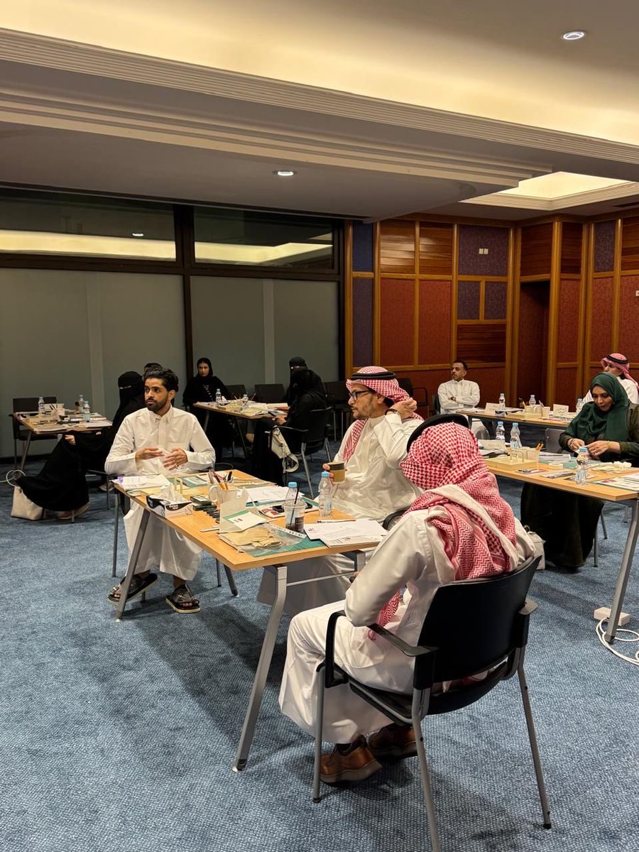 KAPLibrary's tweet photo. مكتبة الملك عبدالعزيز العامة تطلق أولى دوراتها المتخصصة في مجال الترميم لعام 2026، بعنوان: "أسس ومبادئ ترميم الوثائق"، وذلك في إطار جهودها لتمكين القدرات الوطنية وتعزيز الوعي بأهمية هذا المجال. وقد تم تجهيز مواد تدريبية وتطبيقية متنوعة، تتيح للمشاركين فرصة الممارسة الصحيحة واكتساب المهارات الأساسية في ترميم الوثائق.