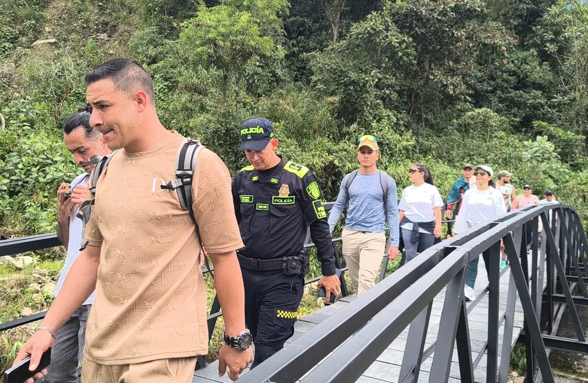 Policia_Caldas's tweet photo. 🌿#TurismoSeguro en #Pensilvania 🌿
La @PoliciaColombia, junto a aliados y turistas 🤝, realizó caminata ecológica a las cascadas del #Popal promoviendo turismo responsable 🌎.
🚫 Recomendaciones contra ESCNNA
🌱 Cuidado de fauna y flora
¡Disfrutar sí, pero con conciencia! 🙌 https://t.co/7z6oXeOwRa