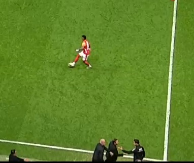 İlave süreyi de beğenmiyorlar, istiyorlar ki maç onlar gol atana kadar sürsün. Yazık. ❌ 
#GSvKOC