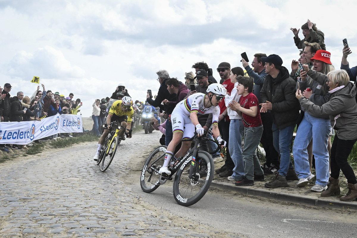 parisroubaix's tweet photo. Royal battle ⚔️🫨 #ParisRoubaix https://t.co/GA7491Xunx