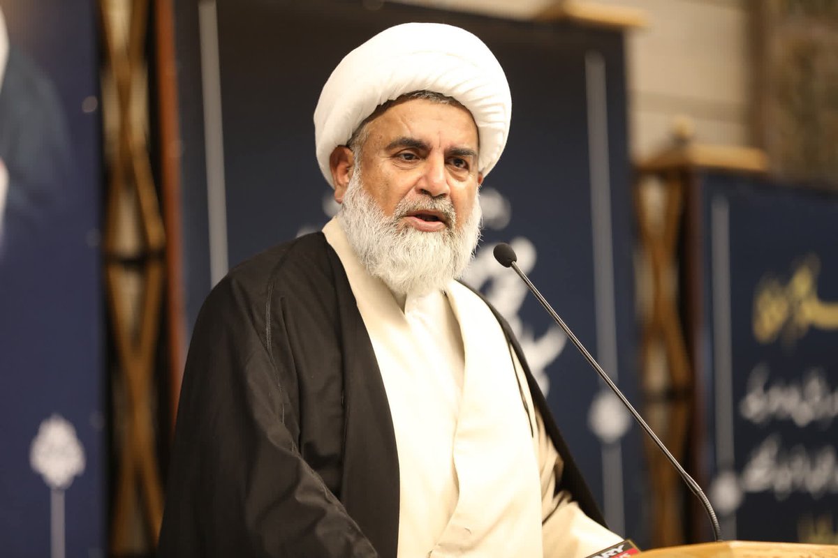 AllamaRajaNasir's tweet photo. ہم آج شہادت کے بعد کے اُس دور میں کھڑے ہیں جہاں واقعہ کربلا کی بازگشت ابھی تک سنائی دیتی ہے۔ امام حسین کی شہادت کے بعد یزید بن معاویہ نے یہ گمان کیا تھا کہ حق کی صدا خاموش ہو جائے گی، مگر کربلا نے ثابت کیا کہ حق کو دبایا جا سکتا ہے، مٹایا نہیں جا سکتا۔

کربلا صرف ایک تاریخی واقعہ نہیں بلکہ ایک دائمی پیغام ہے،قربانی، صبر، استقامت، غیرت اور حریت کا پیغام۔ یہ ہمیں سکھاتی ہے کہ حق پر قائم رہنا ہے، ظلم کے سامنے جھکنا نہیں، اور اگر ضرورت پڑے تو سر کٹانا قبول ہے مگر سر جھکانا نہیں۔

شہداء کا خون ہمیشہ زندہ رہتا ہے، بشرطیکہ اُن کے وارث اُن کے مشن کو زندہ رکھیں۔ یہی پیغام آج انقلابِ اسلامی ایران میں بھی نظر آتا ہے، جس نے دنیا کو یہ باور کرایا کہ
“لا شرقیہ، لا غربیہ، جمہوریہ اسلامیہ”
یعنی نہ مشرق کی غلامی، نہ مغرب کی پیروی بلکہ صرف اللہ کی حاکمیت۔

آج بھی حق و باطل کی جنگ جاری ہے۔ شیطان کے لشکر مختلف شکلوں میں سرگرم ہیں، لیکن قرآن کا وعدہ ہے،،یعنی اللہ کا لشکر ہی غالب آئے گا۔

اس دور کا سب سے اہم تقاضا وحدتِ امت ہے۔ شیعہ سنی اتحاد نہ صرف وقت کی ضرورت ہے بلکہ ظہورِ امامؑ کی راہ بھی ہموار کرتا ہے۔ جو عناصر مسلمانوں میں تفرقہ پھیلاتے ہیں، وہ درحقیقت دشمن کے ایجنڈے کو تقویت دیتے ہیں۔

ہمیں چاہیے کہ اختلافات کو ہوا نہ دیں،نفرت کے بجائے محبت کو فروغ دیں،سوشل میڈیا کو اتحاد کا ذریعہ بنائیں،اپنے اصل دشمن کو پہچانیں، نہ کہ آپس میں الجھیں،تمام علماء و اکابرین کا متفقہ مؤقف ہے کہ مسلمانوں میں تفرقہ پھیلانا حرام ہے۔

آئیے عہد کریں کہ ہم کربلا کے پیغام کو زندہ رکھیں گے، حق کا ساتھ دیں گے، اور امتِ مسلمہ کے اتحاد کو اپنی ترجیح بنائیں گے۔ یہی راستہ کامیابی، عزت اور غلبۂ حق کا ضامن ہے۔

(جامعۃ العروۃ الوثقیٰ، لاہور میں پاک ایران یکجہتی اجتماع سے خطاب)