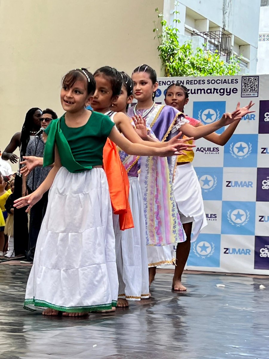 ZumarGye's tweet photo. El maestro Fercho Arroyo y sus alumnas de danza afro, mostraron sus atributos artísticos en Bailando sin Fronteras, durante la clausura del vacacional de danza en la Plaza de Los Teatros.
Alcaldía de Guayaquil apoya el arte y la cultura en la #CiudadDeTodos.
#AsiSeHaceGuayaquil https://t.co/EnIcs3Fe0a