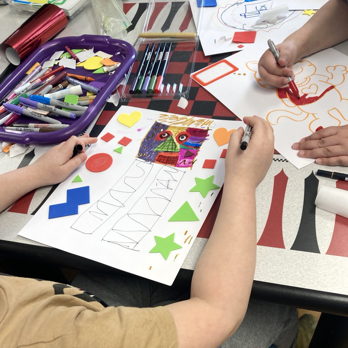 InkWellKids's tweet photo. The Ink Well Kids crew was at Bellevue Hospital for March of the Robots! Using sticky shapes, reflective paper, googly eyes, and heaps of imagination, the kids designed their very own rad robot characters. One boy announced, "I made a Medical Robot that helps people!" 🤖 https://t.co/tF4aJMnVln
