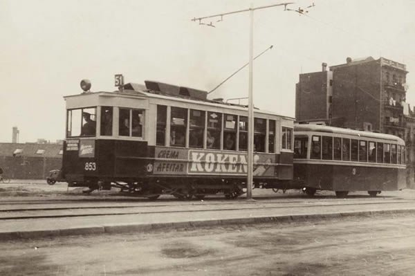 JoseLuisSTAP's tweet photo. #TalDiaComAvui, el 12 d'abril de 1945, després d'un període de servei amb troleibús, s'inaugurava la línia de #tramvia Pl. de Catalunya-#SantAndreu (Rambla Santa Eulalia) de 13 km i 30 minuts de durada l'anada i tornada.
📸Avinguda Meridiana
4/11/1950
Joan Francès Estorch
#ICUB https://t.co/F7zGYtfLnP