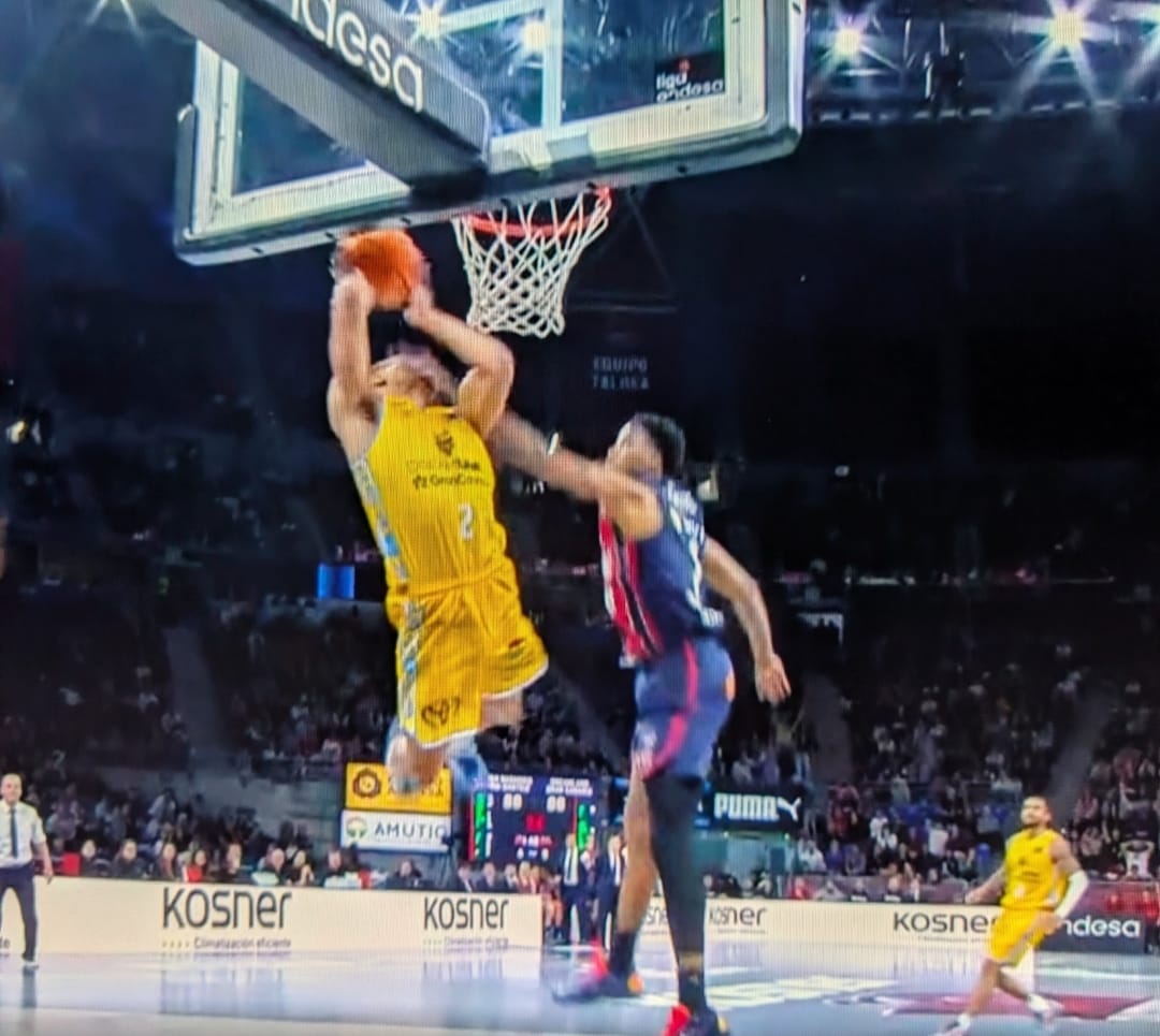 Simn78's tweet photo. @ACBCOM @DAZN_ES @Baskonia Lo de Forrest es falta y esto no lo es... L A D R O N E S https://t.co/quzKMI1gg7