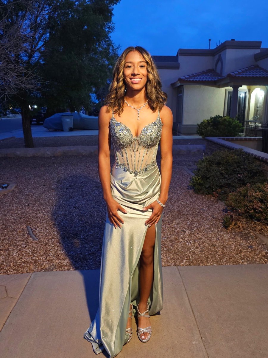 BrieBuckley07's tweet image. Traded in my 👟 for some 👡 
 
#juniorprom #spikestoheels #prom2026