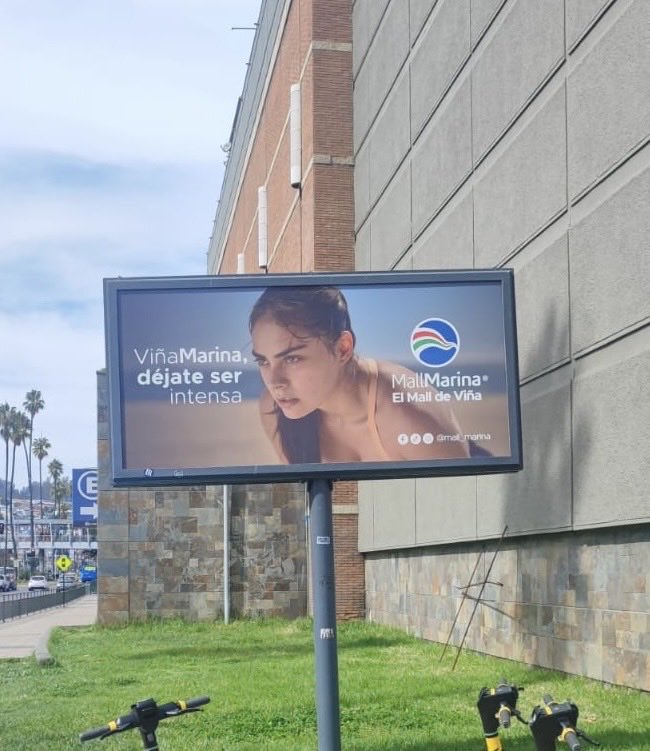 macasantif's tweet photo. Qué onda está publicidad? Que me están vendiendo ? No se entiende. Y porque asociar la idea de intensidad específicamente con mujeres? No sé qué tiene que ver con un mall. Me parece una publicidad pobre, confusa y machista.
@mallmarina_  @vinadelmar #viña #viñadelmar https://t.co/1bfsPXilQJ