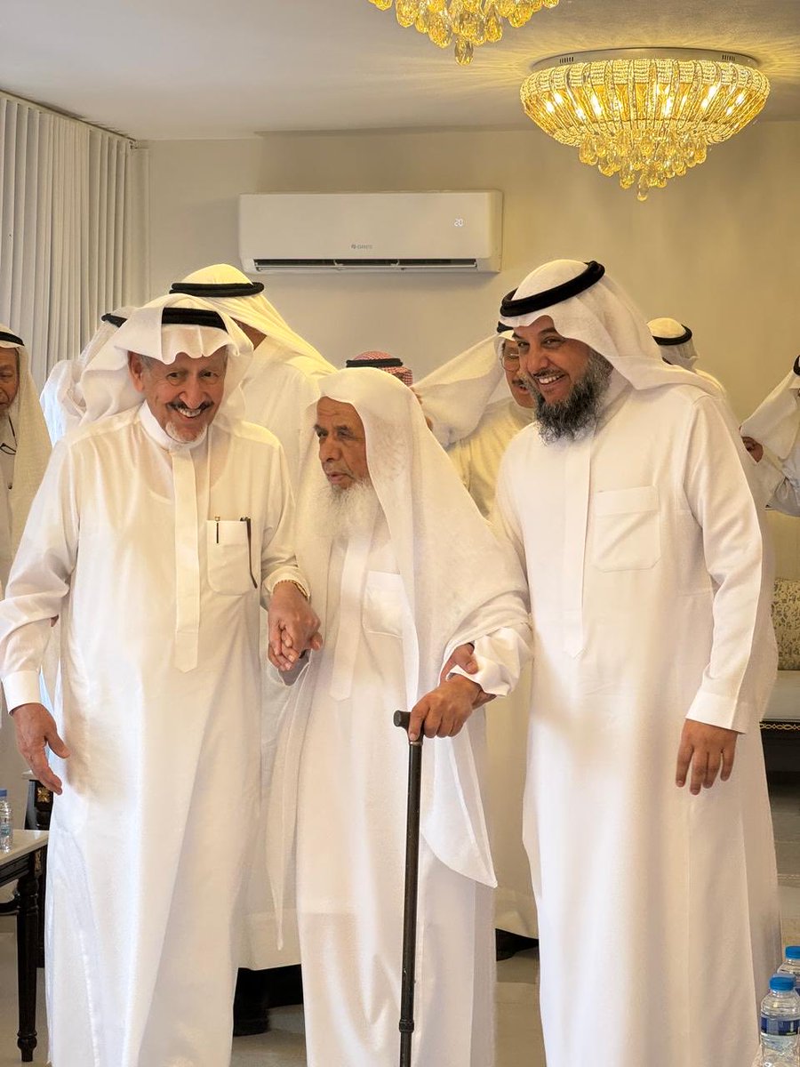 في اجواء سادتها المحبة و الألفة و حسن الترتيب والإستقبال ..
أقام العم : ابراهيم بن علي المزروع /ابوياسر ..
وليمة غداء لأبناء العم وحضورهم الكريم في مدينة جلاجل تلى ذلك برنامج لزيارة معالم المدينة التاريخية والحضارية .
جزاه الله خير على كرم الضيافة وحسن الاستقبال .