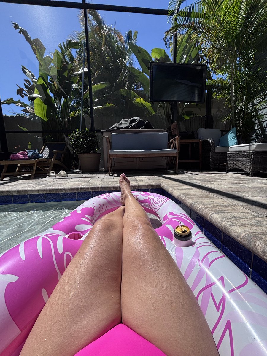 pink_ranger99's tweet image. This is how I’m watching The Masters ⛳️💕 Sunday Funday