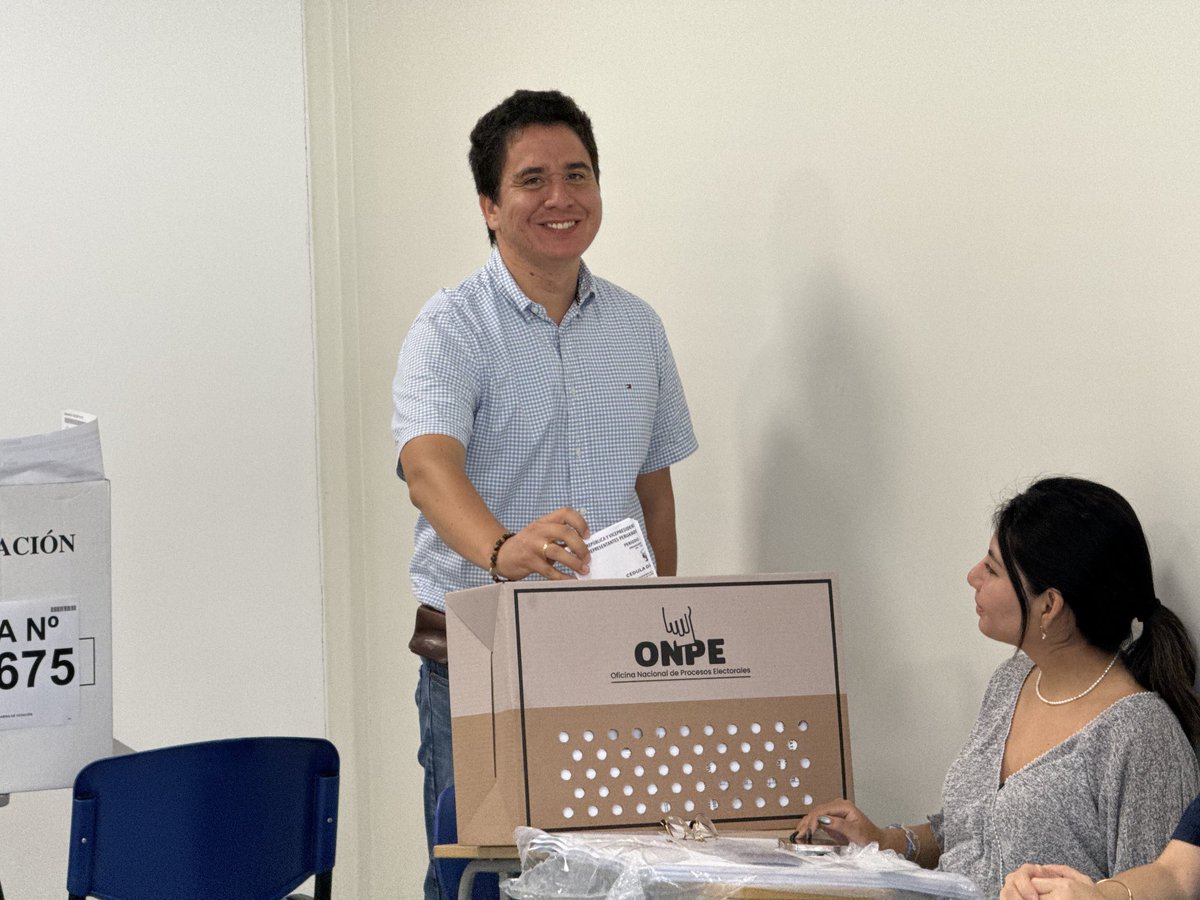 Estimados amigos, ya cumplí con mi deber y ejercí mi derecho al voto.

Deseo que todos estén teniendo una jornada electoral cívica, tranquila y sin inconvenientes en sus locales de votación, a pesar de los problemas iniciales. 

¡Un abrazo grande!