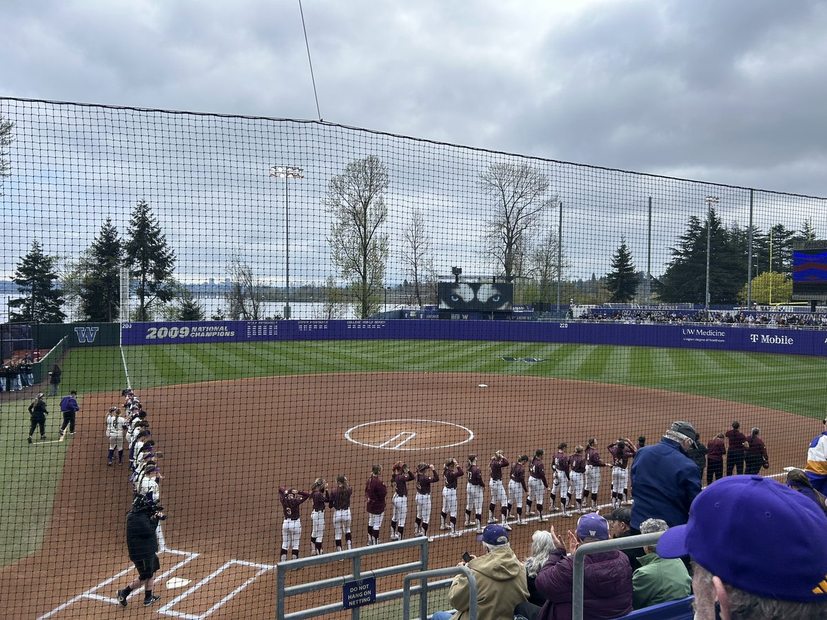 mollytepper's tweet photo. Here at Husky Softball Stadium @UWSoftball gears up against Minnesota in an attempt to take the 3-0 sweep. 
Updates here. https://t.co/IzpXqugsCn
