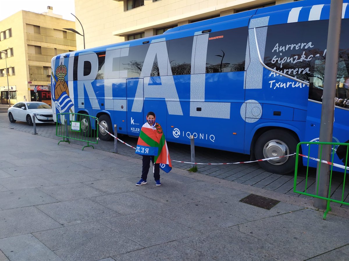 ⏳6 días.
Hace no tanto, un 3 de abril de 2021. Una historia que se quedó para siempre en el corazón de cada socio de la Peña Realista El Sur.
Hoy empezamos a revivirlo. 
💙🤍 ¿Dónde estabas tú ese día? ⚽ ¿Con quién lo celebraste? 🔙 ¿Qué momento no puedes olvidar?