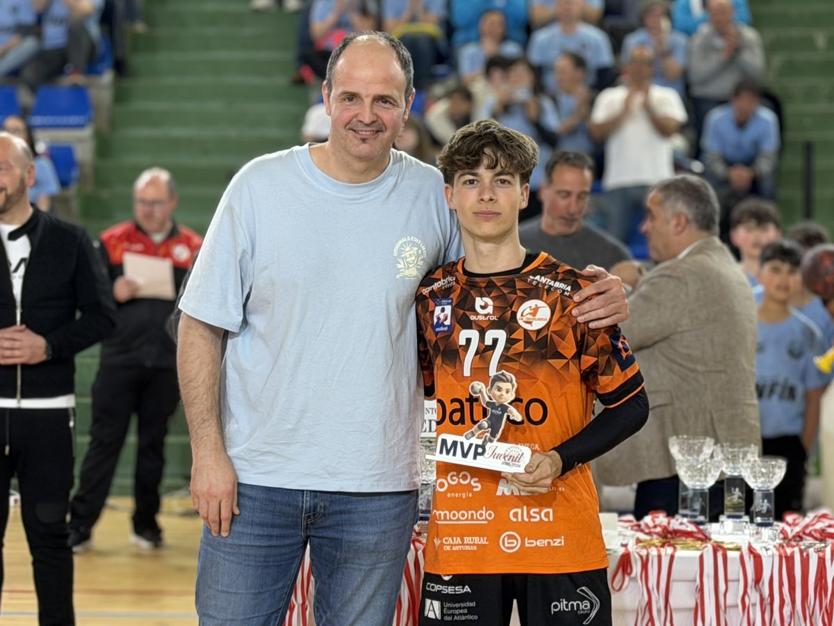 BMTorrelavega's tweet photo. 🥇 Una generación de oro

🏆 Además con dos reconocimientos individuales, a Eduardo Cofiño como MVP y Sebas Viñals como Mejor Portero

📸 @fcantabrabm https://t.co/cKWUFFHDgp