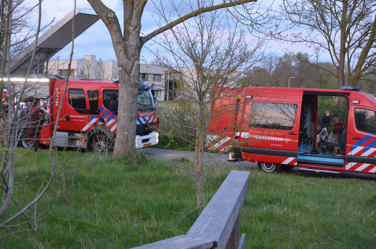 Zoektocht in water na aangetroffen kleding langs waterkant in Leeuwarden