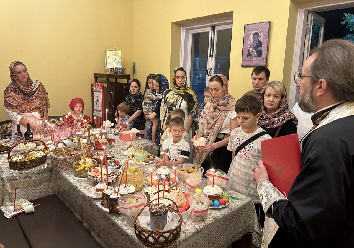 RusEmbIndia's tweet image. ☦️ The Easter service took place at the House Church in honour of St Thomas the Apostle at the #Russia’n Embassy in #India.

🐣 The festive food, including Easter cakes, eggs, cheese and Easter curds, was blessed. 

Happy #Easter! ✨