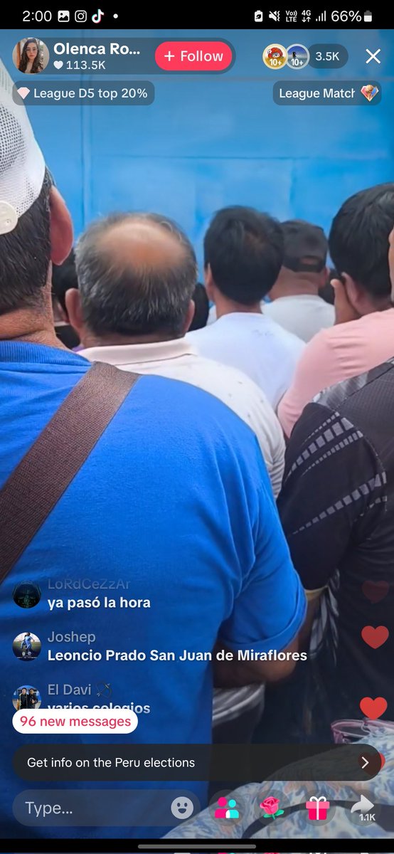 Kena92's tweet photo. El colegio Leoncio Prado de San Juan de Miraflores sigue sin abrir. La gente  grita que los dejen pasar. Quieren quemar las ánfora para cerciorarse de que no manipule esas cédulas. https://t.co/RxVCYq78jl
