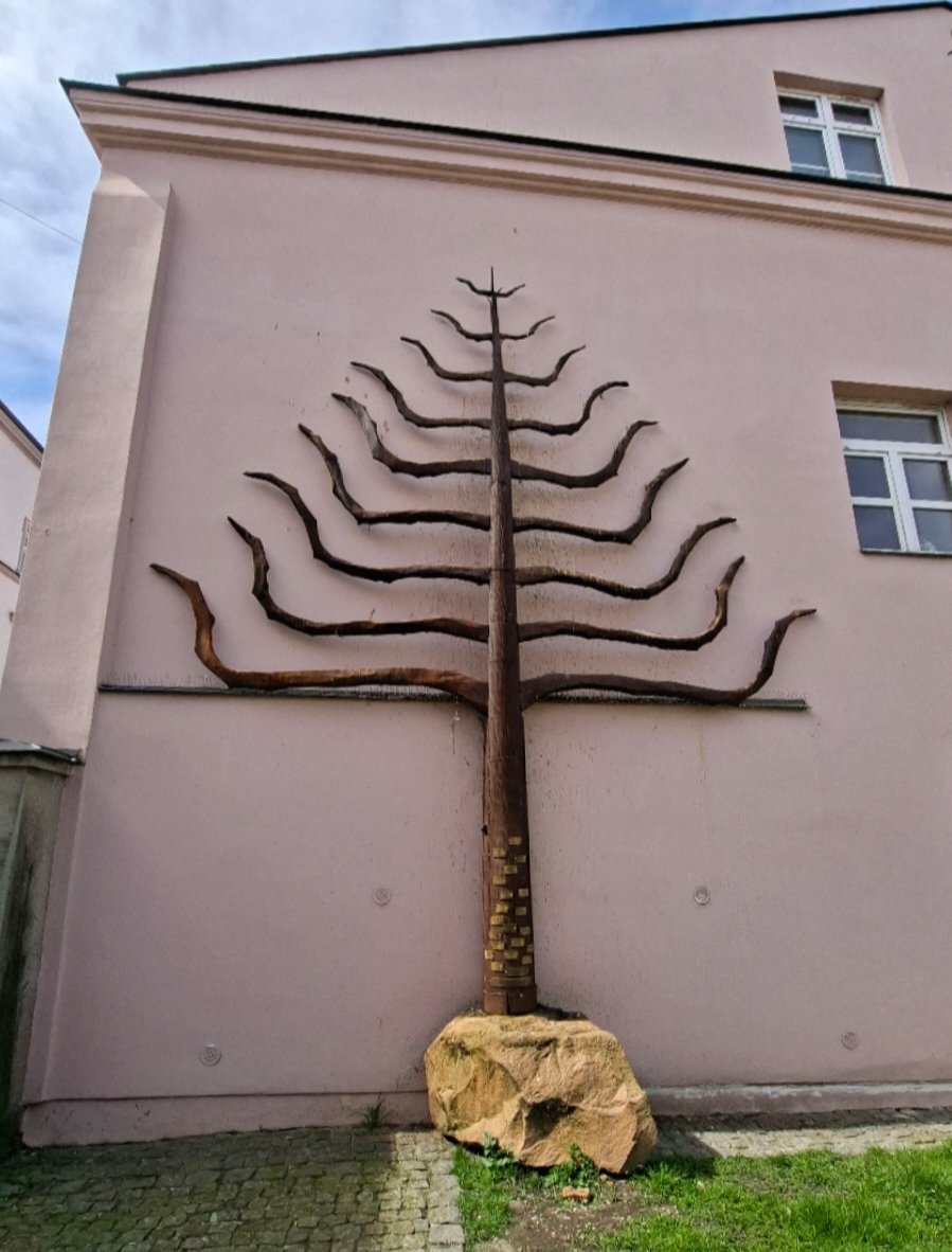 jurajczyk's tweet image. #Tarnów to również #judaica pozostałe po przedwojennej społeczności Żydów, w tym pozostałości bimy-podwyższenia do czytania tory ze Starej Synagogi. To także historia pierwszego masowego transportu 728 Polaków 🇵🇱 do niemieckiego obozu koncentracyjnego #Auschwitz 14 czerwca 1940.