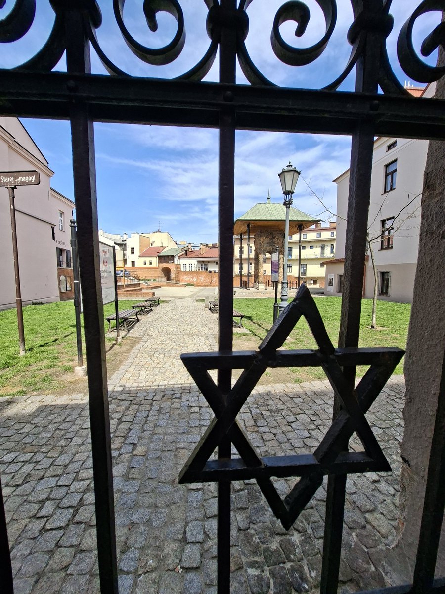 jurajczyk's tweet image. #Tarnów to również #judaica pozostałe po przedwojennej społeczności Żydów, w tym pozostałości bimy-podwyższenia do czytania tory ze Starej Synagogi. To także historia pierwszego masowego transportu 728 Polaków 🇵🇱 do niemieckiego obozu koncentracyjnego #Auschwitz 14 czerwca 1940.