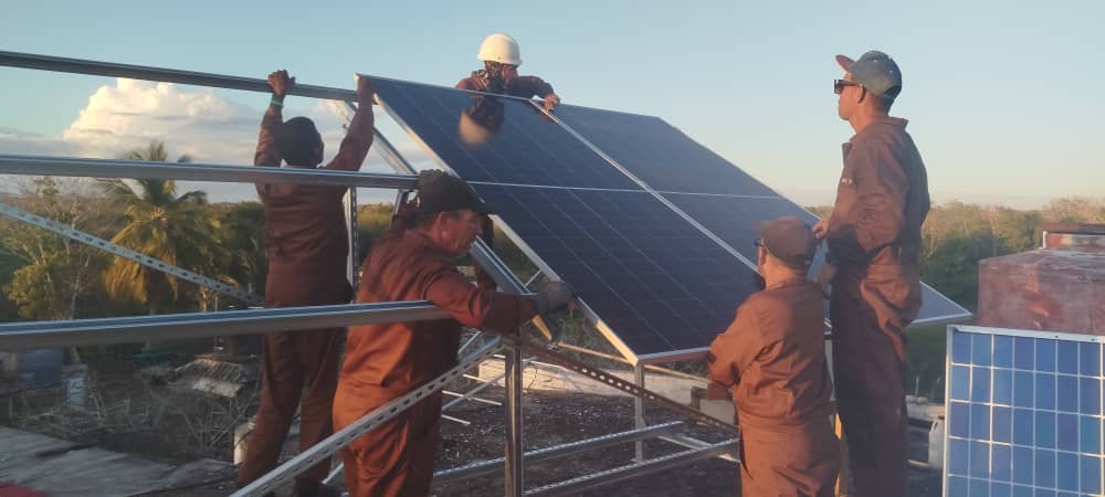 Dra_BDaudinot's tweet photo. La salud pública es y será prioridad de nuestro gobierno. Se instaló en consultorio médico de poblado Cocodrilo kit fotovoltaico para garantizar atención médica a esta comunidad pinera 
#CubaPorLaVida https://t.co/nVZw0M7YKA