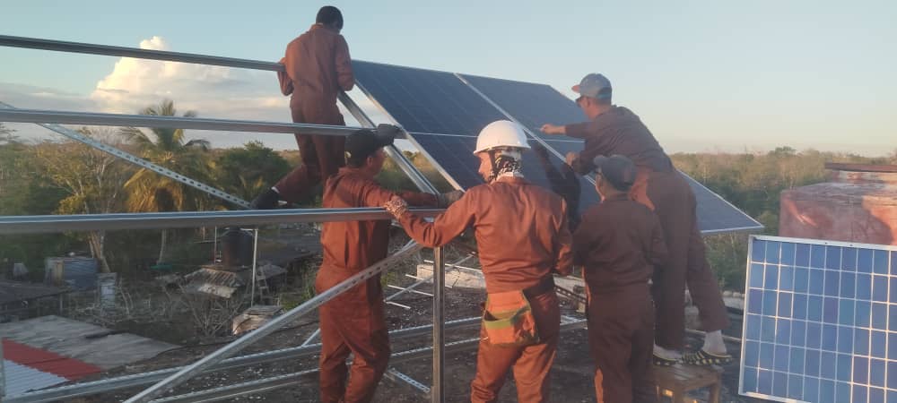 Dra_BDaudinot's tweet photo. La salud pública es y será prioridad de nuestro gobierno. Se instaló en consultorio médico de poblado Cocodrilo kit fotovoltaico para garantizar atención médica a esta comunidad pinera 
#CubaPorLaVida https://t.co/nVZw0M7YKA