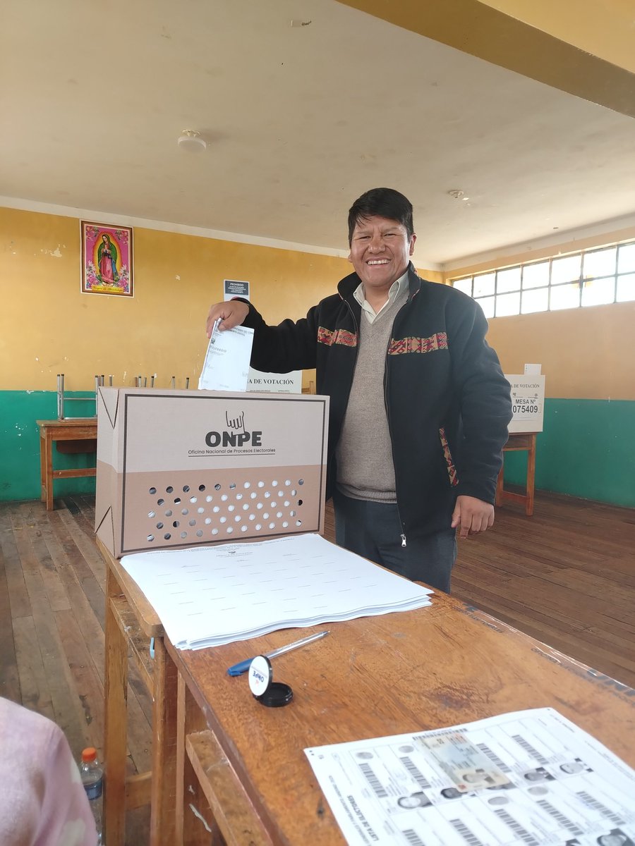 GermanAlejoApaz's tweet photo. Cumpliendo el deber cívico, en la línea fronteriza, sobre los 4320 m.s.n.m. #Cojata #Huancané. Que gane el #Perú. @Latina_pe @RPPNoticias https://t.co/zAkz3VucQC