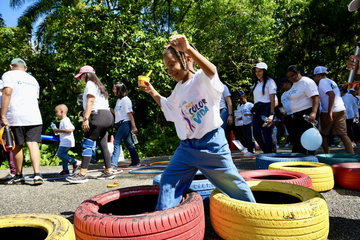 Segurosreservas's tweet photo. Hoy caminamos para acompañar y hacer visible lo que muchas familias azules viven día tras día.💙

En la caminata Dale Color a mi Vida organizada por la Fundación Manos Unidas por Autismo, cada paso representa apoyo, empatía y la oportunidad de construir una sociedad más inclusiva. Este año, enfocados en la educación como un derecho que debe ser para todos.

Estamos agradecidos por el reconocimiento otorgado por parte de la fundación, por el apoyo que brindamos al incorporar esta actividad en nuestras iniciativas de Responsabilidad Social Corporativa. 

A través de nuestro seguro Just Salud Internacional, contamos con beneficios adicionales que contemplan el Trastorno del Espectro Autista (T.E.A), como parte de nuestro compromiso con el bienestar integral de las familias.

#SegurosReservas #DaleColorAMiVida #DCAMV2026 #ManosUnidasPorAutismo #Just