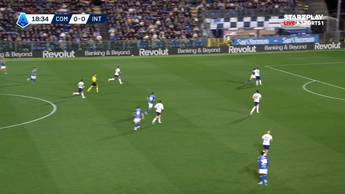 أتشيربي يحاول منع دوفيكاس من الوصول إلى الكرة بهذه الطريقة الدوري الإيطالي | #كومو_إنتر 