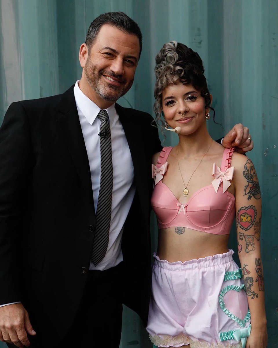 MelanieMBrasil's tweet photo. 🚨 Melanie Martinez é a convidada musical do Jimmy Kimmel Live no dia 16 de abril. Fiquem ligados! https://t.co/VS4matviEg