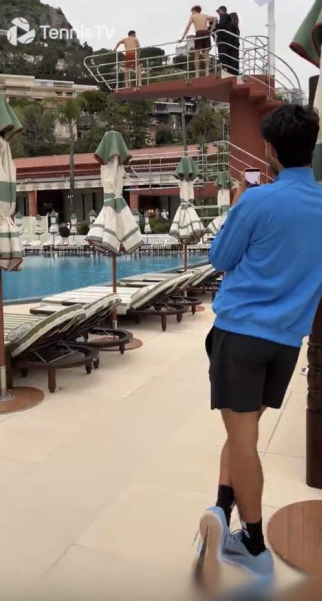 Why are u watching ur half naked rival like that Mr.Alcaraz ?