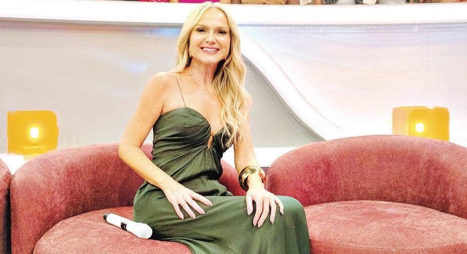 ligadonatv_'s tweet image. 🚨 5 x 0! #EmFamíliaComEliana assegura a liderança para a Globo e vence #DomingoLegal de ponta a ponta neste domingo (12).

A atração da loira conseguiu alcançar 10 pontos em SP contra 6-7 pontos do SBT. O #Boom, da Record, se manteve com 4 pontos.

Estão gostando da disputa?