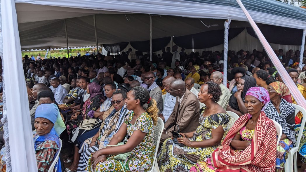RYVCP_Kamembe's tweet photo. Ni igikorwa cyabereye ku Kigo cy'Ishuri cya GS Cyangugu hafi y'Urwibutso rwa Jenoside rwa Kamembe ruruhukiyeho imibiri 1015. Kibaye nyuma y’umugoroba wo kwibuka by'umwihariko Abatutsi bo mu Kagari ka #Ruganda bishwe muri Jenoside yakorewe Abatutsi mu Rwanda mu 1994.

#Tujyanemo🕯️ https://t.co/w1AARYpQiV