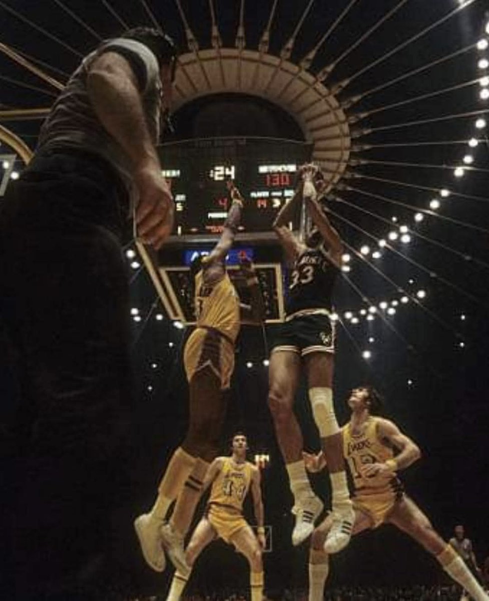 VanderlansJim's tweet image. April 12, 1972 - #Milwaukee Bucks Kareem Abdul-Jabbar vs #LosAngeles Lakers Wilt Chamberlain with 24 seconds left in Game 2 of the Western Conference Finals. The teams exchanged scores for the final 5½ minutes, with Happy Hairston's basket on a Jerry West pass sewing up the game