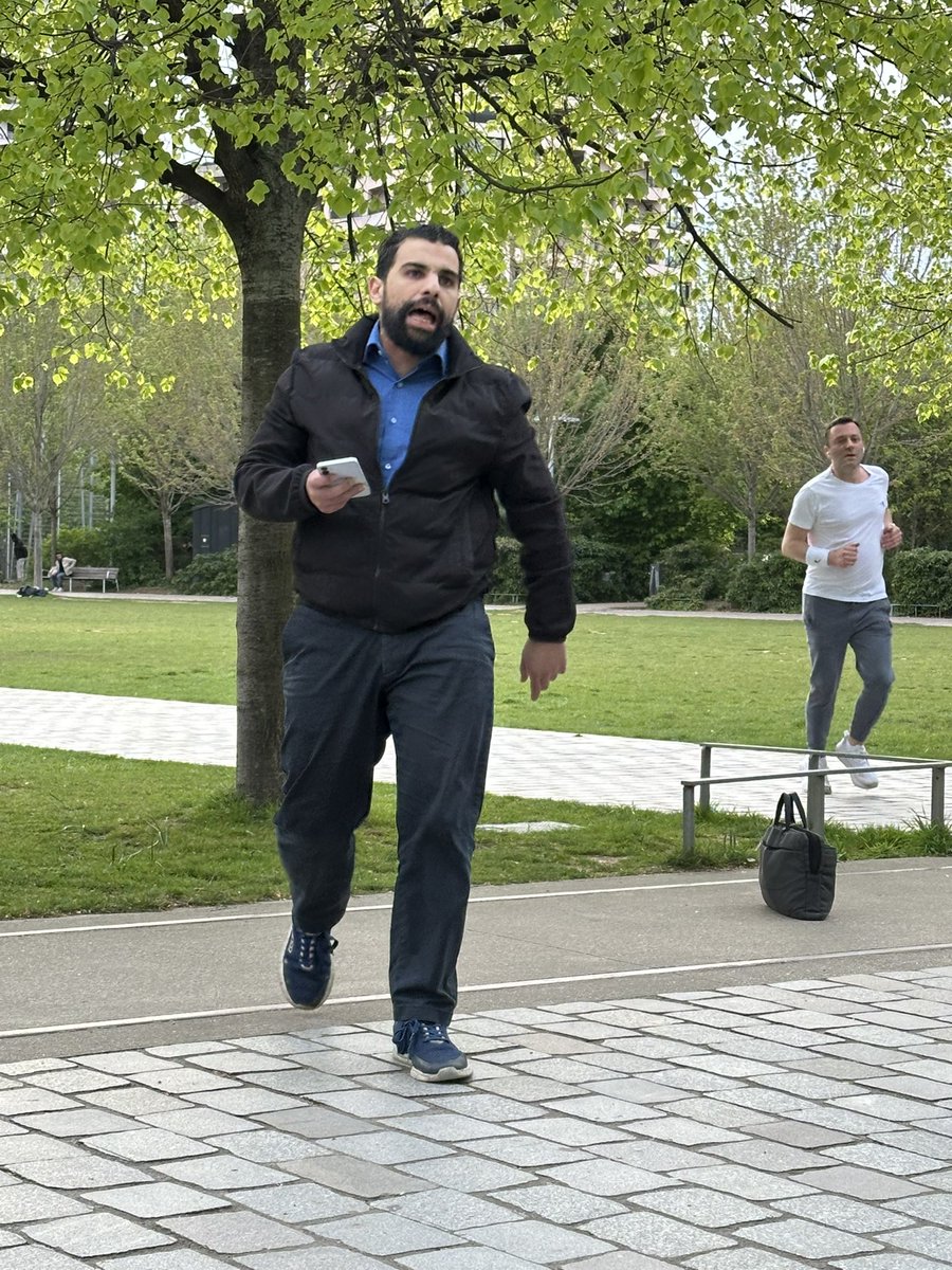 saetaeek's tweet photo. ⚠️ Agression dans le parc Martin Luther King aujourd’hui. (17e)
On était en famille, quand un individu nous a pris à partie violemment, sans aucune raison.

Il nous a crié dessus et a déclaré qu’il pouvait « nous couper la tête légalement ». Oui, vous avez bien lu.

⬇️⬇️ https://t.co/J9yuvuP44k
