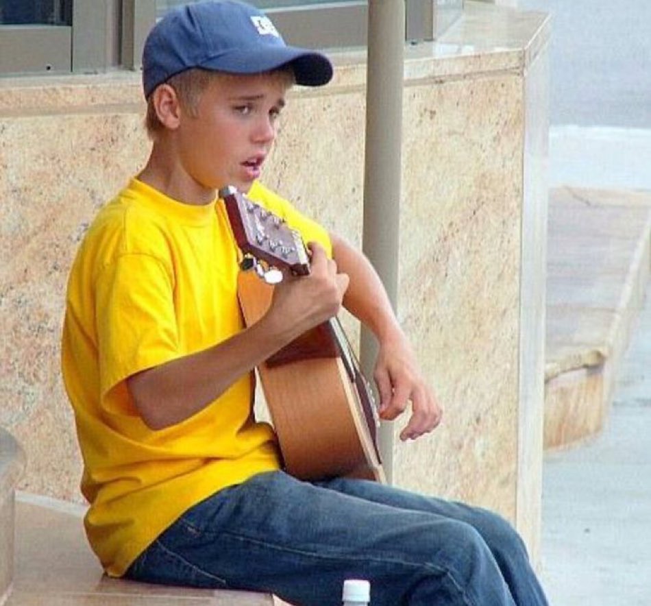 buen momento para recordar de dónde viene justin bieber, se sentaba a cantar afuera de un teatro a la gorra, no tuvo economía ni padres q puedan llevarlo a los mejores castings, su mamá subía covers a yt para q la flia q vivía lejos puedan verlo ahí lo descubrieron, nunca tuvo