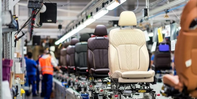 PiyasaTturkiye's tweet photo. 🔴 ABD'li Adient, Türkiye'de 5. fabrikasını açacak.

📍ABD merkezli küresel otomotiv koltuk üreticisi Adient, Bursa, Gebze, Gölcük ve Gönen’deki yatırımlarının ardından yeni tesis için Bergama’yı seçti.

📍Bursalı Diniz Holding ile Türkiye’de ortak olan grup, otomotiv koltuk kılıfı kesim ve dikimi yapan Adin Oto Donanım üzerinden yatırımını Batı Anadolu Serbest Bölgesi’nde konumlandırdı.

📍Yatırım için şirket kuruluşu tamamlandı.

📍Üretim kapasitesi ve istihdam sayısına dair henüz açıklama yapılmadı.