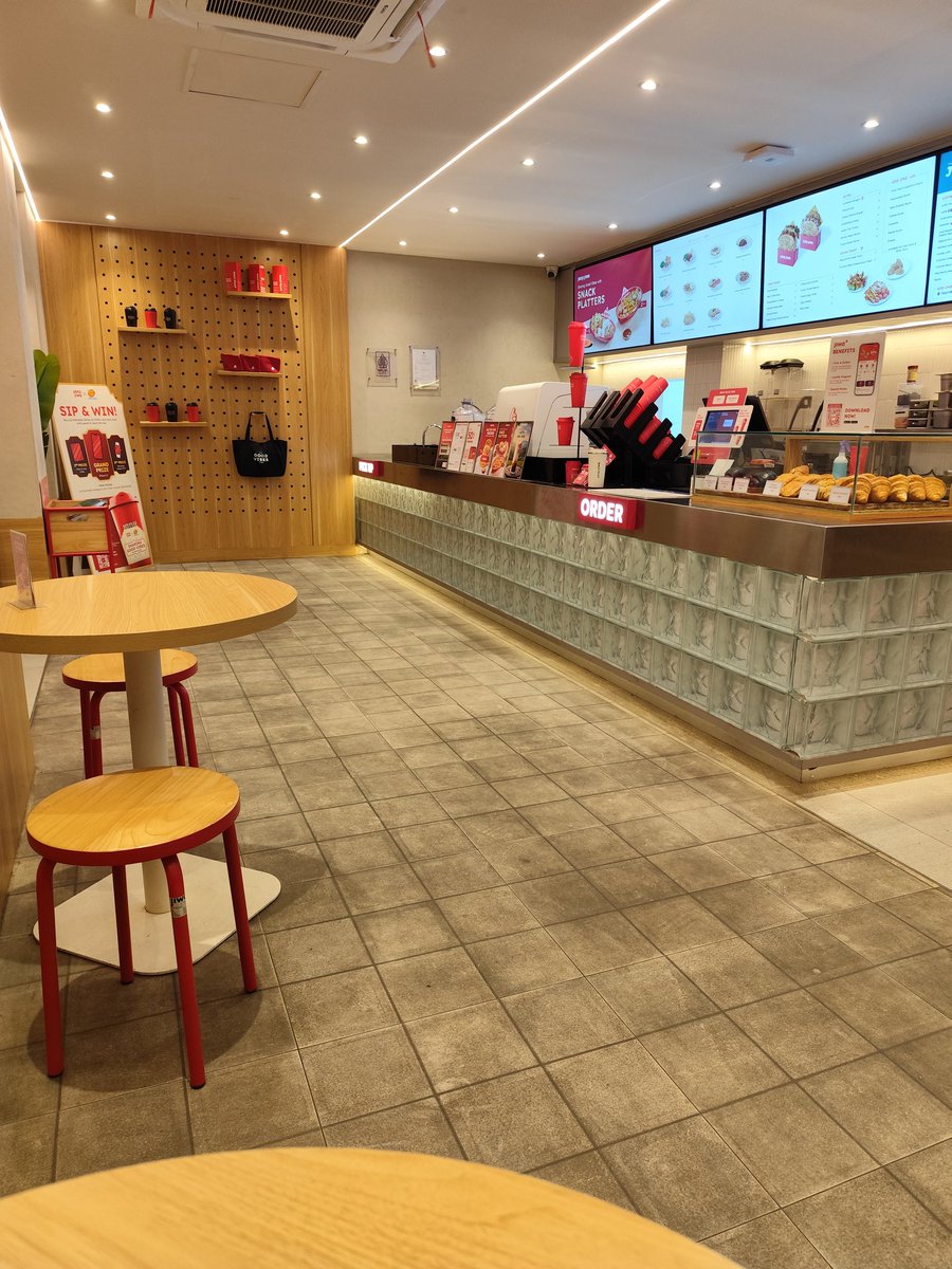 SenoPS7's tweet photo. dulu tempat ini sering kali di jadiin tempat nongkrong yg bahkan sudah seperti rumah sendiri dan akhir nya tutup berubah jadi tempat makan, dan setelah kembali bisa di tongkrongin akhirnya kembali berkunjung ketempat penuh kenangan hahahhahah https://t.co/Eie9wjUqaa