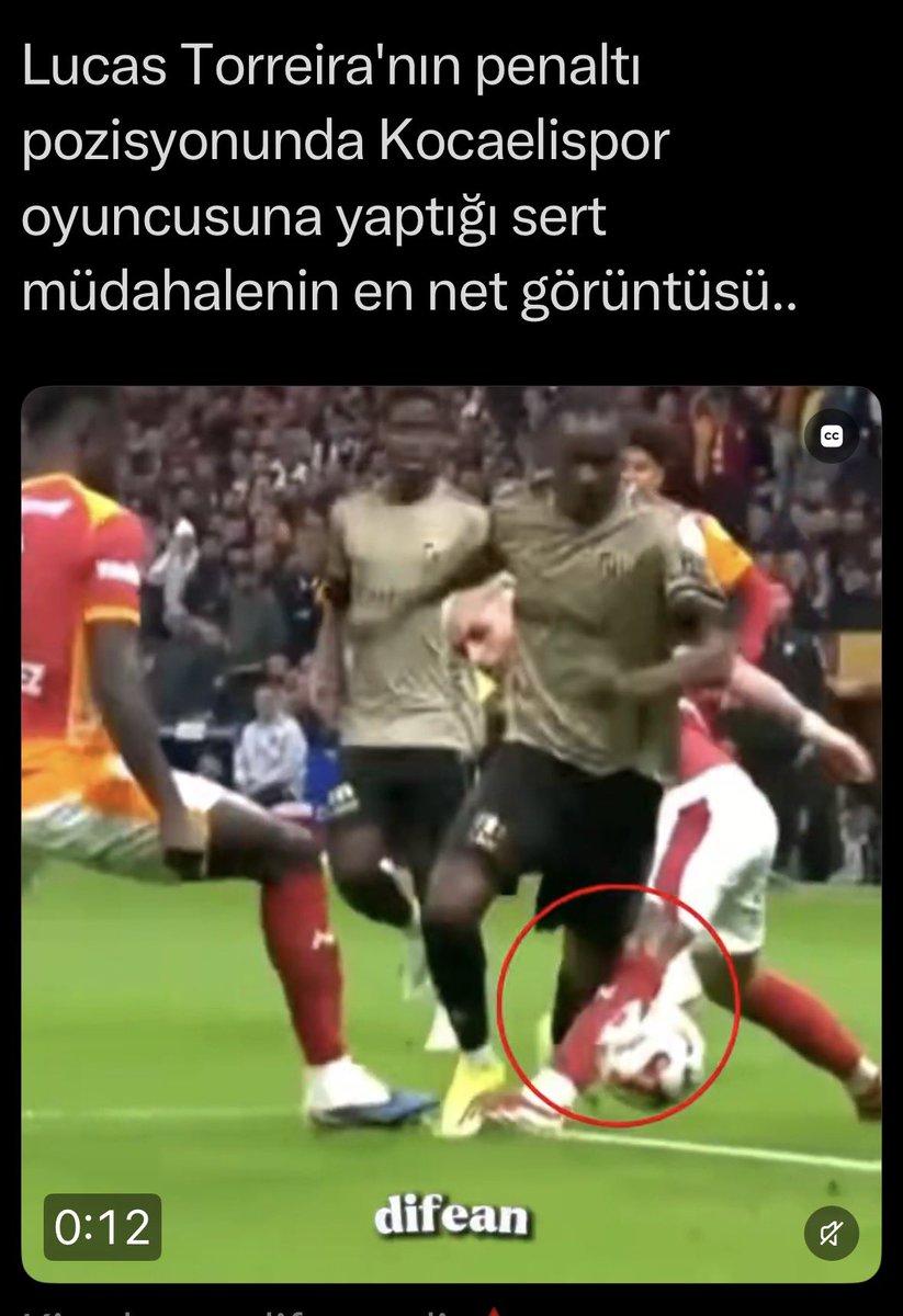 SdncY's tweet photo. @hunkarmutlu bu pozisyonu  hem Sanchez hem de Torreria nın ayağına bakarak yorumlar mısınız? 
Teşekkürler https://t.co/Oz1Ar2XWus