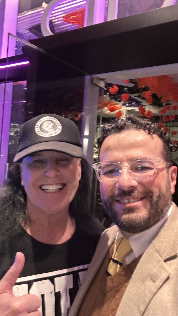 JulioSabines's tweet photo. Qué conciertazo se aventó @acdc⚡🔥
High voltage total ¡los Australianos son unos CRACKS!
El público mexicano una vez más demostró que somos 🔝 🔥🤘  
Bonus foto con #DaveEvans, el vocalista ORIGINAL de AC/DC! 
Noche épica ¡Que suene el trueno! 🤘🤘 #ACDC #PowerUpTour #ACDCMexico https://t.co/MIrDEsdY77