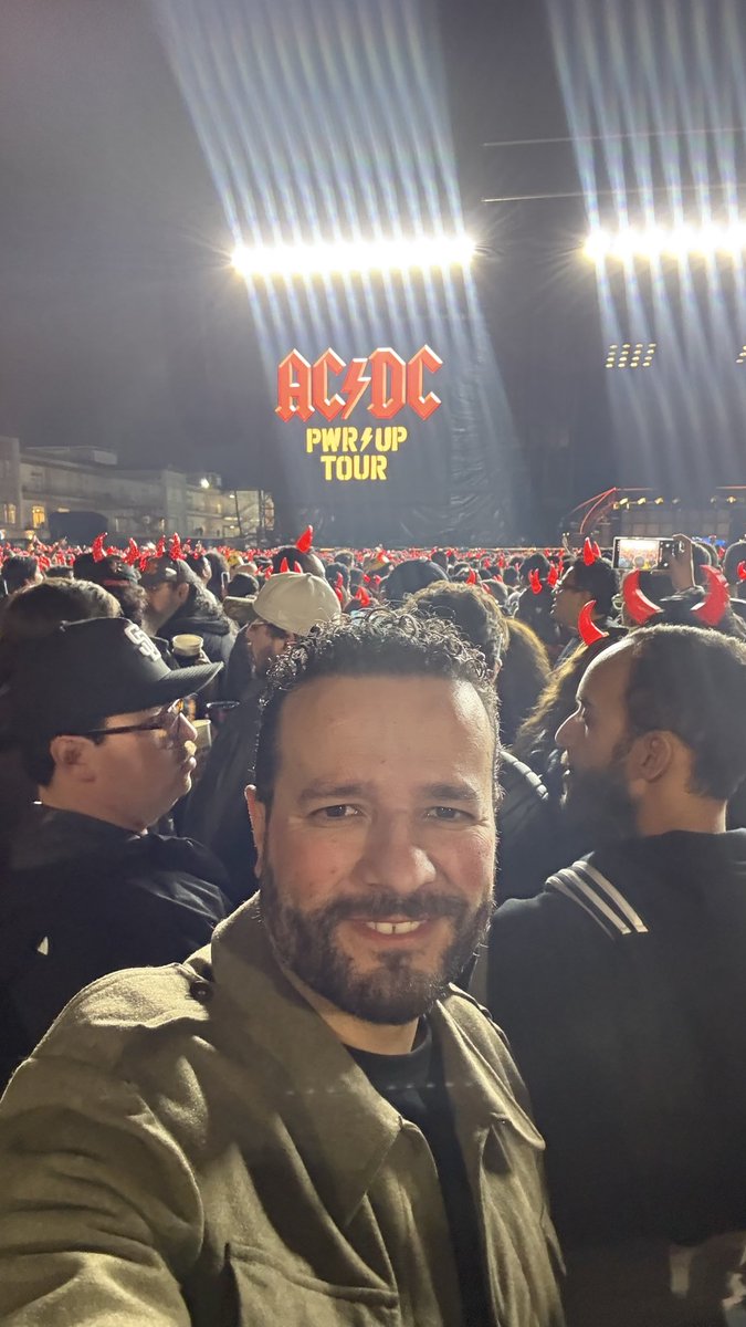 JulioSabines's tweet photo. Qué conciertazo se aventó @acdc⚡🔥
High voltage total ¡los Australianos son unos CRACKS!
El público mexicano una vez más demostró que somos 🔝 🔥🤘  
Bonus foto con #DaveEvans, el vocalista ORIGINAL de AC/DC! 
Noche épica ¡Que suene el trueno! 🤘🤘 #ACDC #PowerUpTour #ACDCMexico https://t.co/MIrDEsdY77