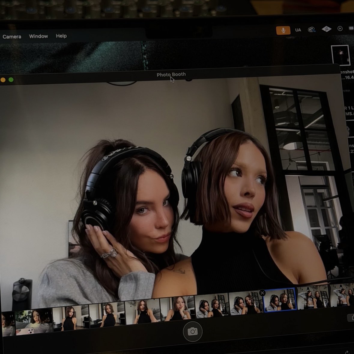 DANNA &amp; Belinda en el estudio grabando lo que será su próxima colaboración musical 👩🏻‍❤️‍💋‍👩🏼