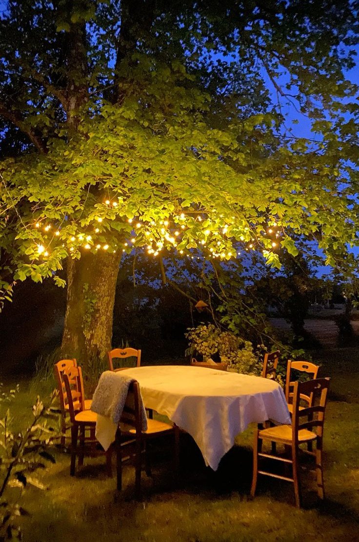 "canım şöyle bir masada sevdiklerimle sohbet ederken bir kaç dakikalığına sessiz kalip onlari izleyerek hayatıma şükretmek çekti"