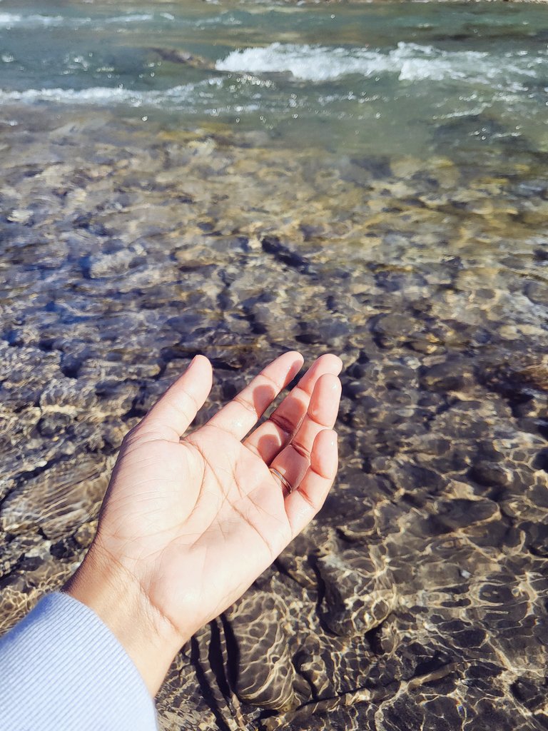 PreetiRel's tweet image. I touch the river
and feel it slip away,
carrying a trace of me
into its long journey

somewhere far from here
he may touch
the same water
and not know
why it feels familiar

#vss365 #water