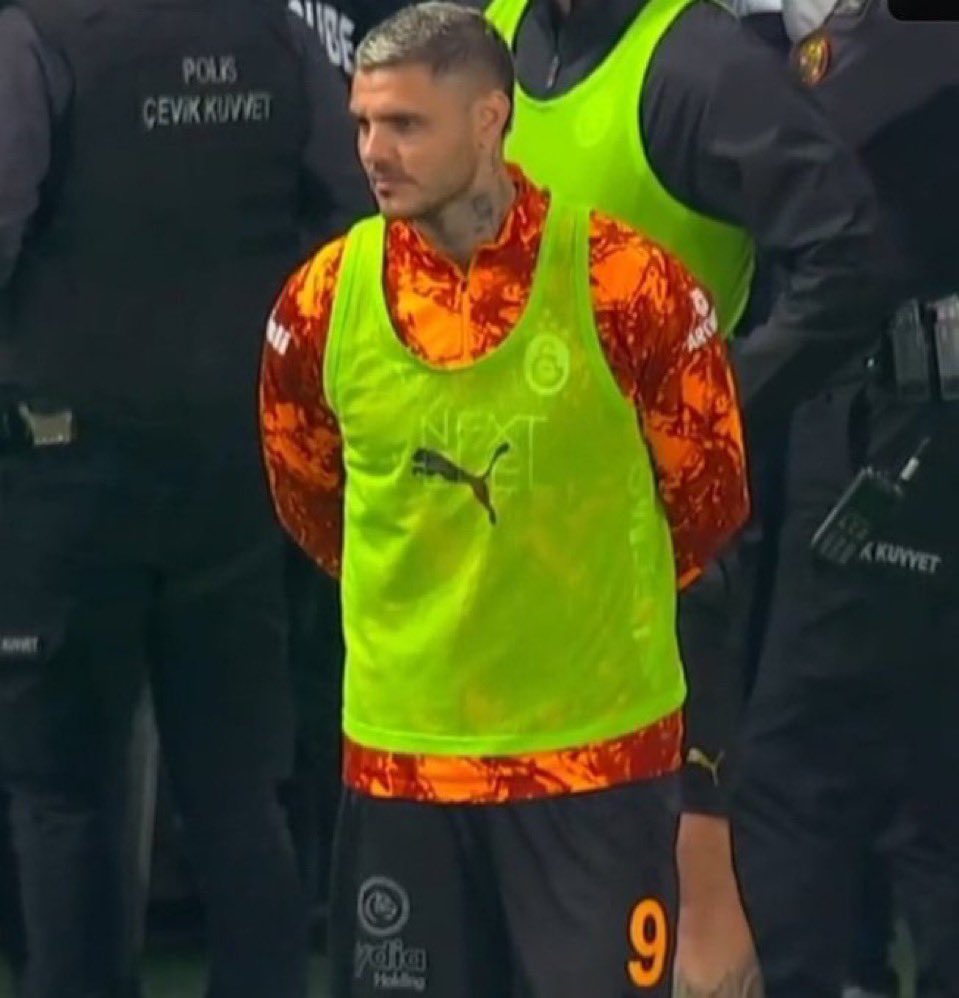 Her zaman gerçekleri söylemekten asla vazgecmeyeceğim Icardi formsuz olabilir fitte olmayabilir ama asla kalitesiz bir golcu değil Icardi durdugu yerde gol atıp skoru getirir bos kaleye atıyor diye dalga gecenler bugun bos kale golu aradı 

Sorun Hic bir zaman Icardi değildi