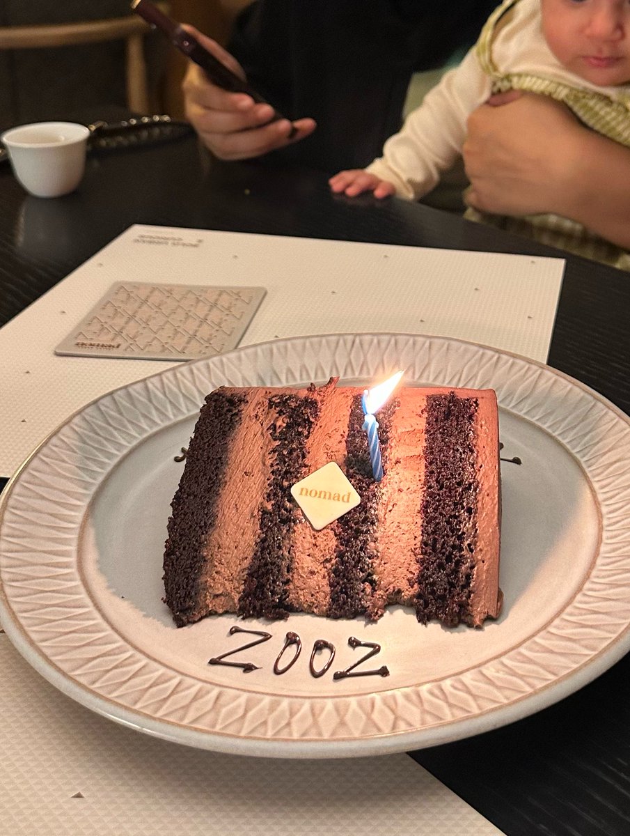 znaabi's tweet photo. لحظات العناق.. أمنية شمعة الميلاد.. الوَنس واحنا نتشارك وجبة نحبها وأحاديث طويلة.

 طول عمري أستعذب الاحتفال بيوم ميلاد اللي نحبهم. نذكرهم شكثر الدنيا احلوَّت باليوم اللي انولدوا فيه.🥹🩵 https://t.co/gJPuIrF653